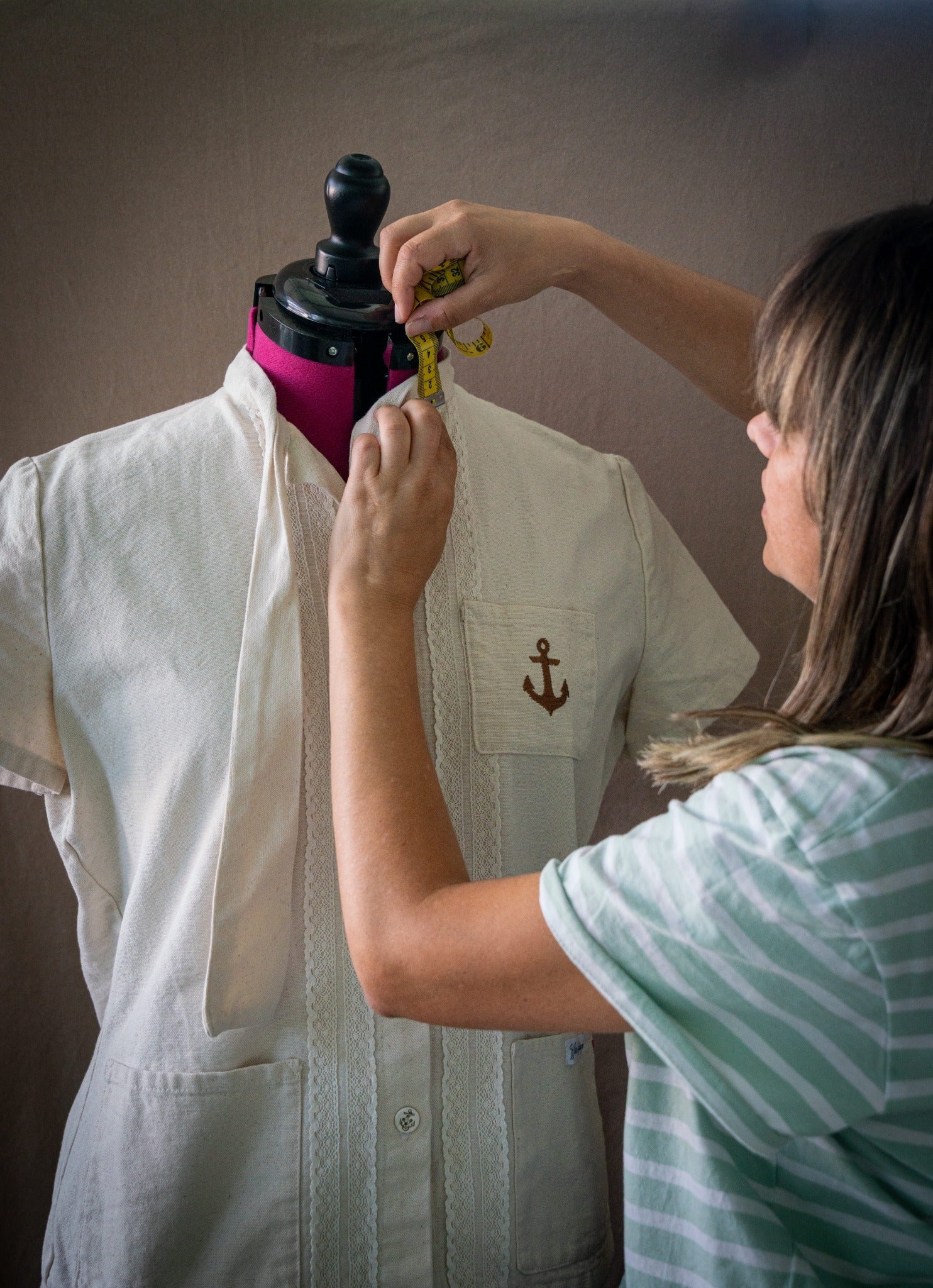 Prise de mesures dans l’atelier Bleu Cigogne